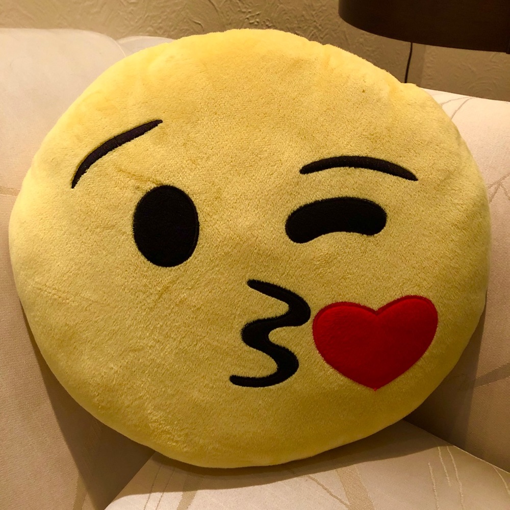 😘 Kiss Emoji Pillow 😘